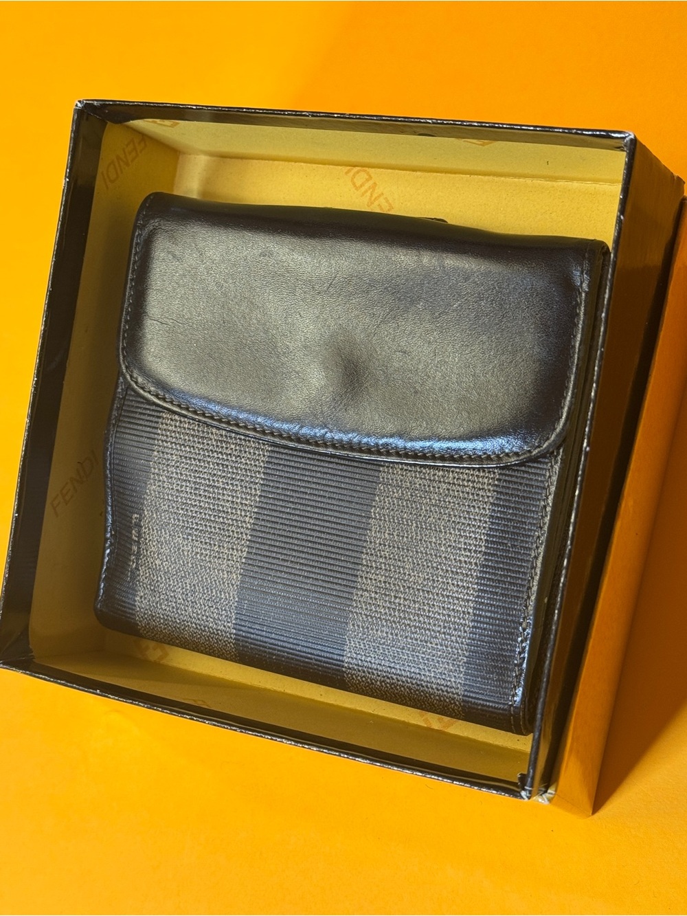 Fendi Mans Elegant Black and Tan bifold wallet - Picture 2 of 16